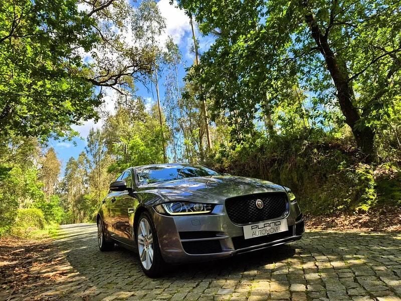 Usado Jaguar XE Prestige 180 HP (132 kW) 2015 Cinza escuro Sedan