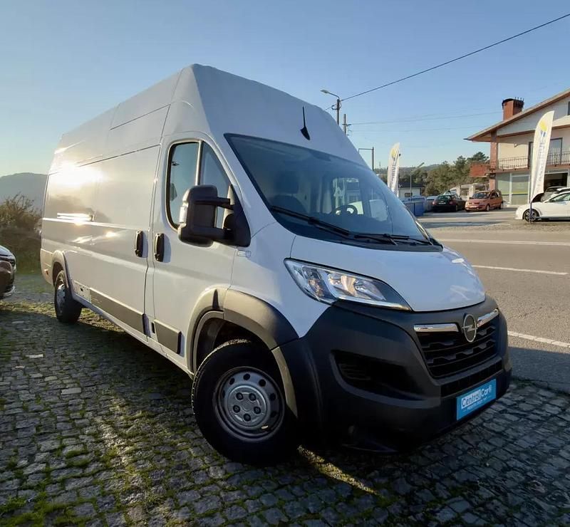 Usado Opel Movano 165 HP (121 kW) 2023 Branco Sedan