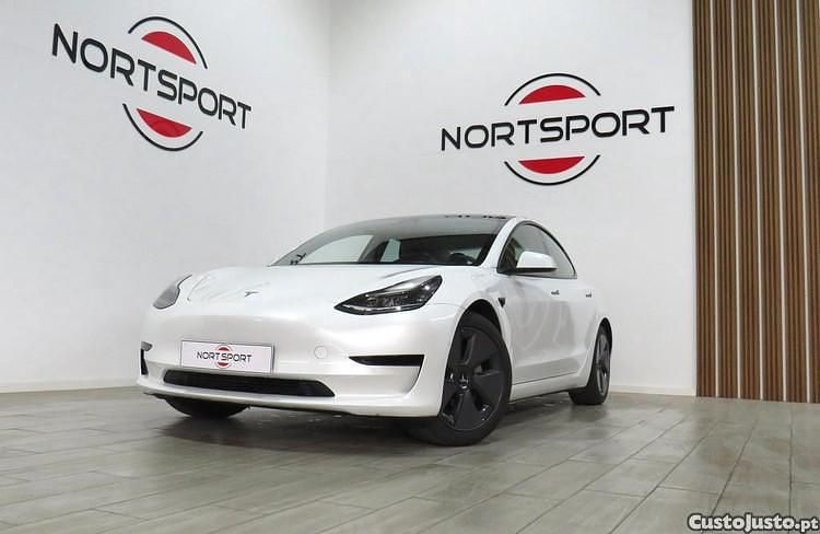 Branco Usado 2021 Tesla Model 3 Standard Range Sedan | € 26.900 (Preço justo) - Imagem 1/1