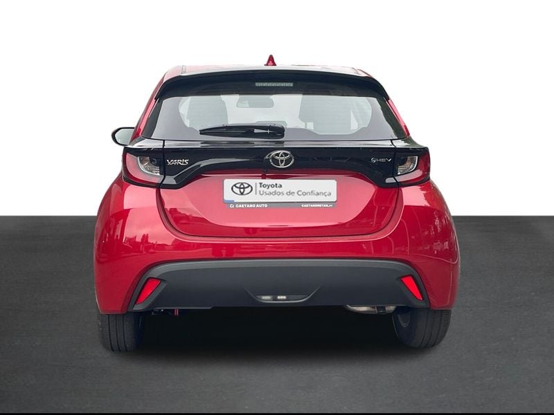Usado Toyota Yaris Comfort 92 HP (67 kW) 2024 Vermelho (pintura metalizada especial) Citadino