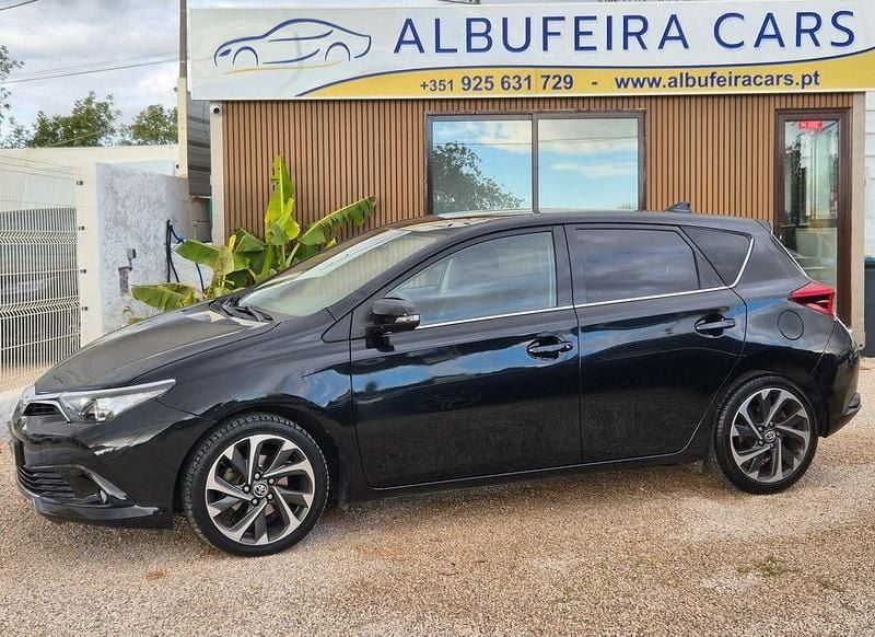 Usado Toyota Auris Comfort 90 HP (66 kW) 2016 Preto Sedan