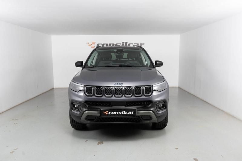 Cinza Usado 2022 Jeep Compass Trailhawk SUV | € 26.980 (Preço justo) - Imagem 1/4