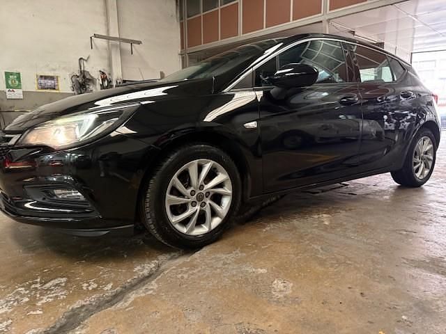 Usado Opel Astra 105 HP (77 kW) 2018 Preto