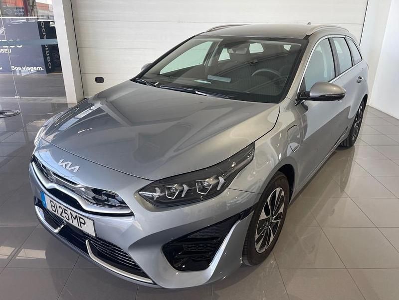 Cinza Usado 2024 Kia Ceed | € 32.750 - Imagem 1/4
