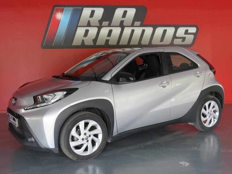 Cinzento Usado 2023 Toyota Aygo X Play SUV | € 16.950 - Imagem 1/4