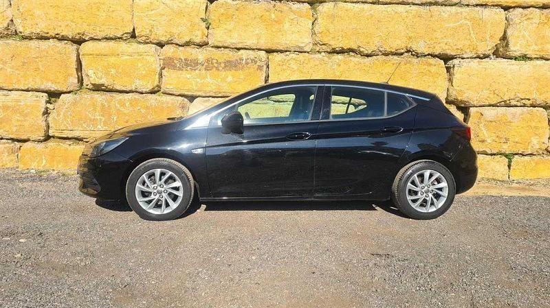 Usado Opel Astra Business Edition 122 HP (89 kW) 2021 Preto Citadino