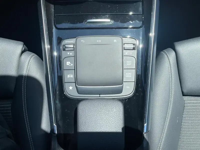 Usado Mercedes B180 Progressive 116 HP (85 kW) 2021 Azul denim Monovolume