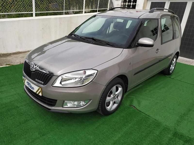 Usado Skoda Roomster 75 HP (55 kW) 2013 Cinzento Monovolume