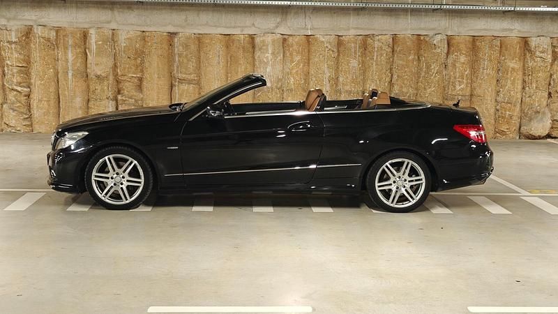 Usado Mercedes E250 Elegance 204 HP (150 kW) 2010 Preto Cabrios