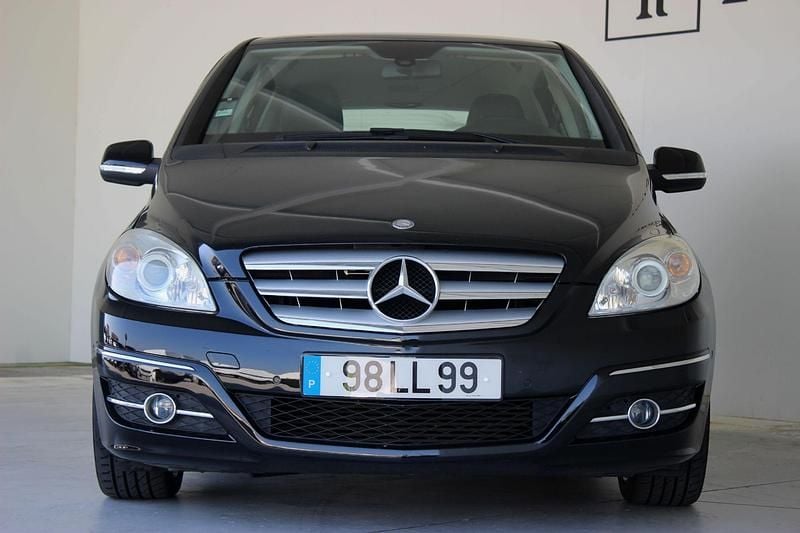 Preto Usado 2011 Mercedes B200 Monovolume | € 12.900 - Imagem 1/4