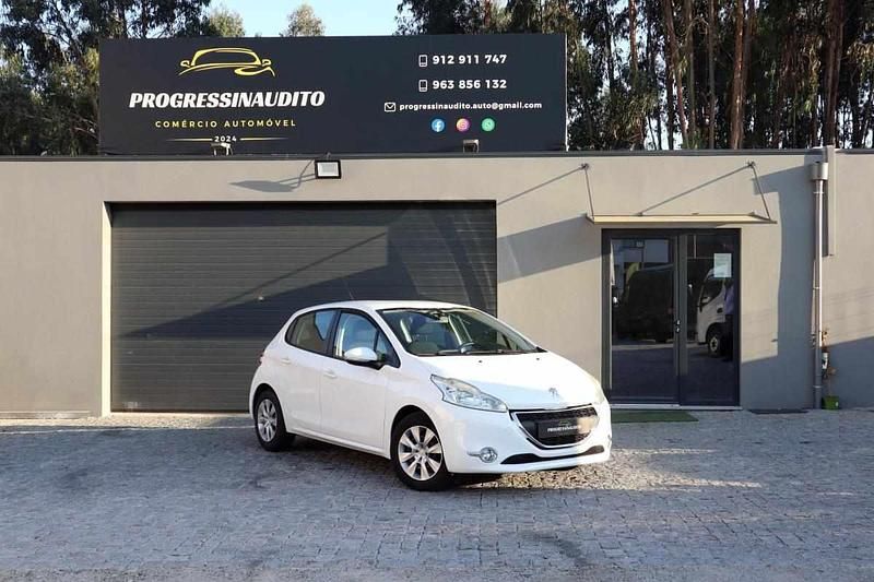 Branco Usado 2013 Peugeot 208 Citadino | € 8.150 (Preço justo) - Imagem 1/4