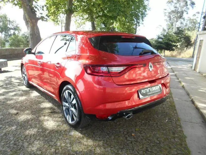 Usado Renault Mégane IV Intens 115 HP (84 kW) 2021 Vermelho Sedan