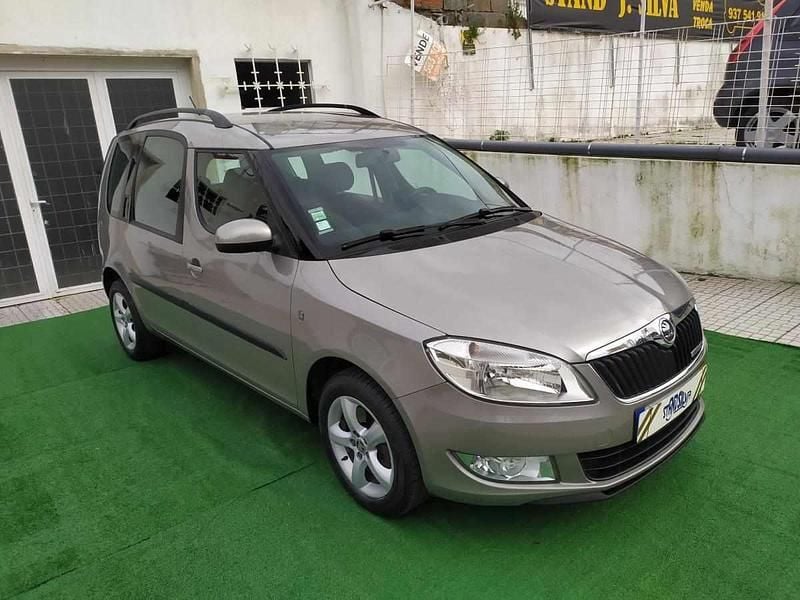 Cinzento Usado 2013 Skoda Roomster Monovolume | € 8.250 - Imagem 1/4