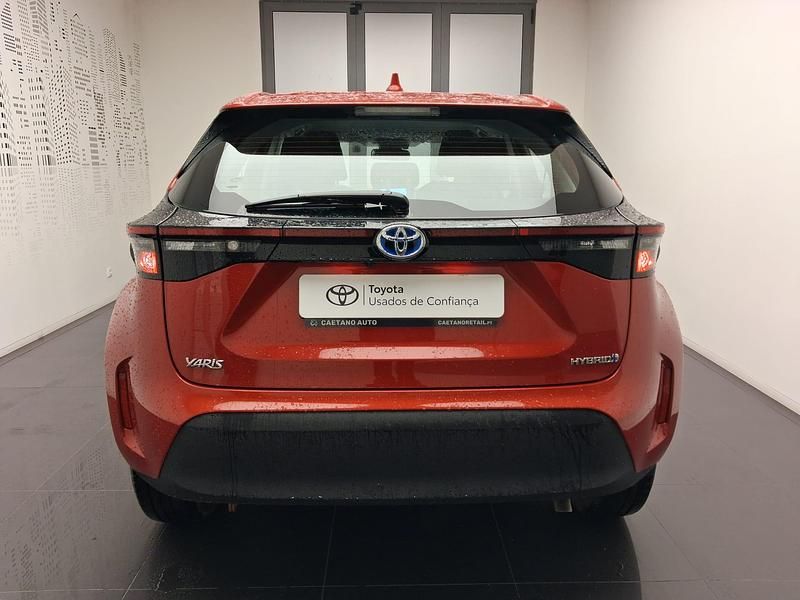 Usado Toyota Yaris Comfort 92 HP (67 kW) 2024 Vermelho (pintura metalizada especial) Citadino