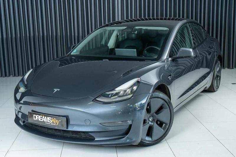 Cinzento Usado 2021 Tesla Model 3 Sedan | € 30.900 (Preço justo) - Imagem 1/4