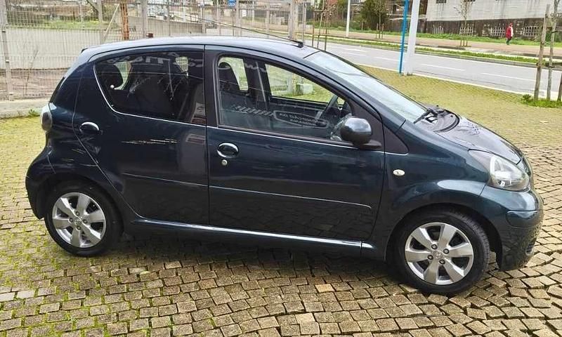 Usado Toyota Aygo 68 HP (50 kW) 2011 Cinzento Citadino