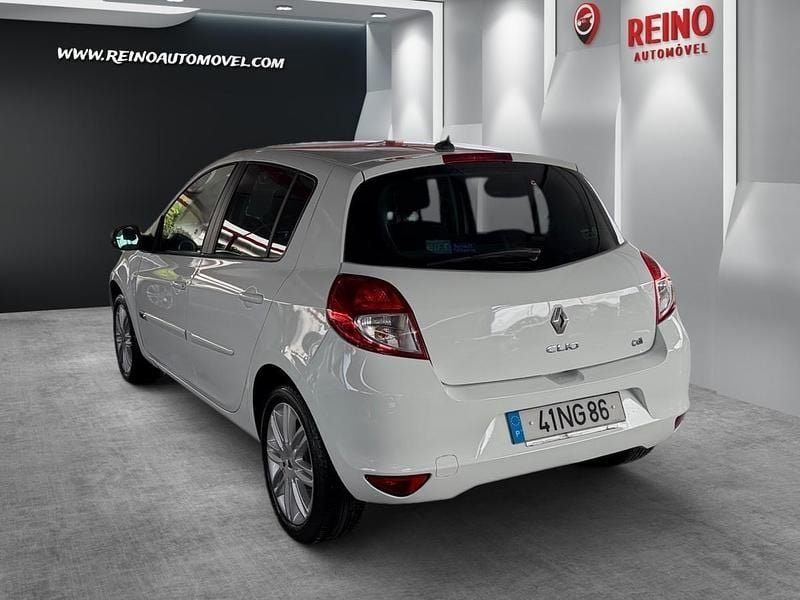 Usado Renault Clio IV 89 HP (65 kW) 2012 Branco