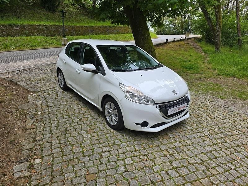Branco Usado 2013 Peugeot 208 Active Citadino | € 8.900 (Preço justo) - Imagem 1/4