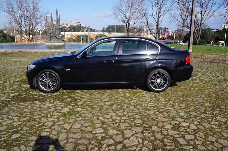 Usado BMW 318 143 HP (105 kW) 2011 Preto Sedan