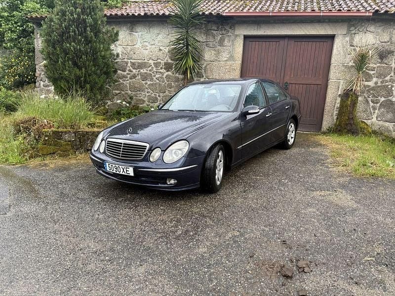 Usado 2004 Mercedes E220 Avantgarde Sedan | € 4.250 (Preço justo) - Imagem 1/4