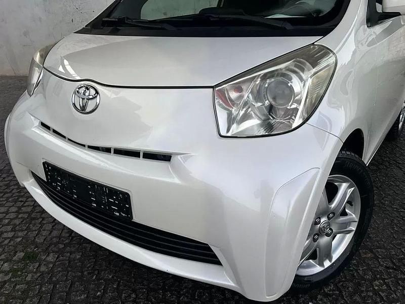 Usado Toyota iQ 68 HP (50 kW) 2011 Branco Citadino