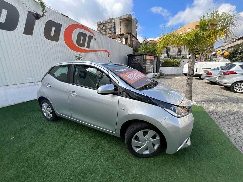 Usado Toyota Aygo 69 HP (50 kW) 2016 Cinzento Citadino