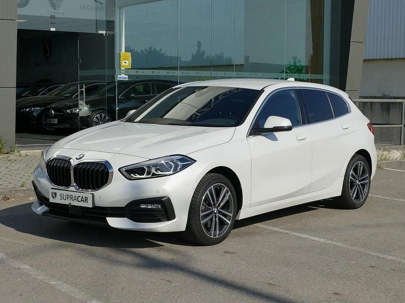 Branco Usado 2022 BMW 116 Sport Line Citadino | € 21.990 (Preço justo) - Imagem 1/4