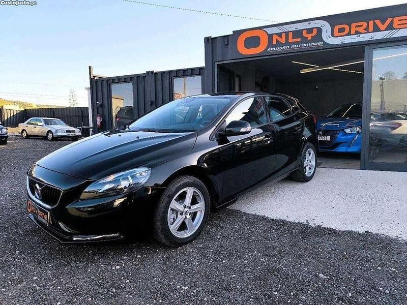 Usado 2017 Volvo V40 Kinetic Sedan | € 12.750 (Bom preço) - Imagem 1/4
