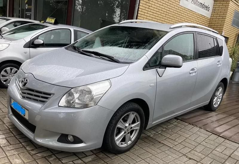 Cinza prata Usado 2010 Toyota Verso Monovolume | € 11.990 - Imagem 1/4