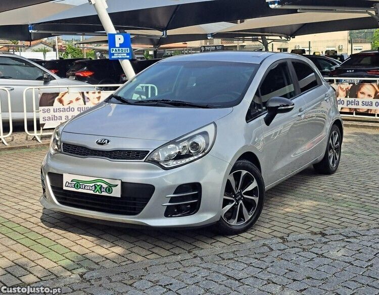 Cinza Usado 2016 Kia Rio Citadino | € 9.990 - Imagem 1/1