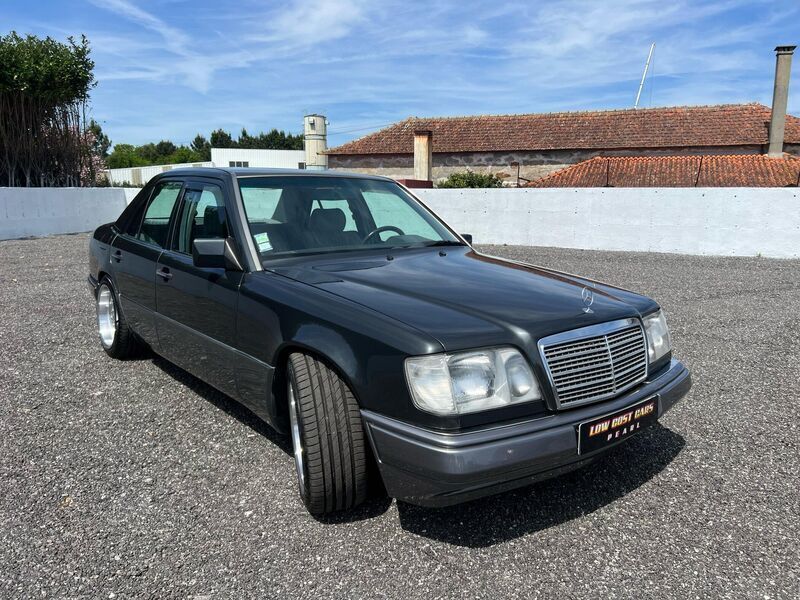 Usado Mercedes E280 Classic 197 HP (144 kW) 1993 Preto Sedan
