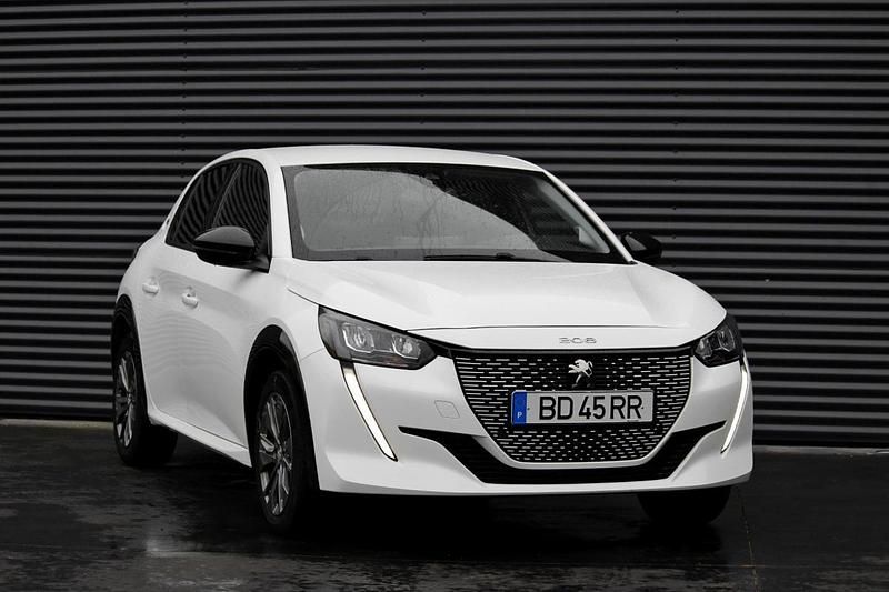 Usado Peugeot e-208 Allure 100 kW (136 HP) 2023 Branco Citadino