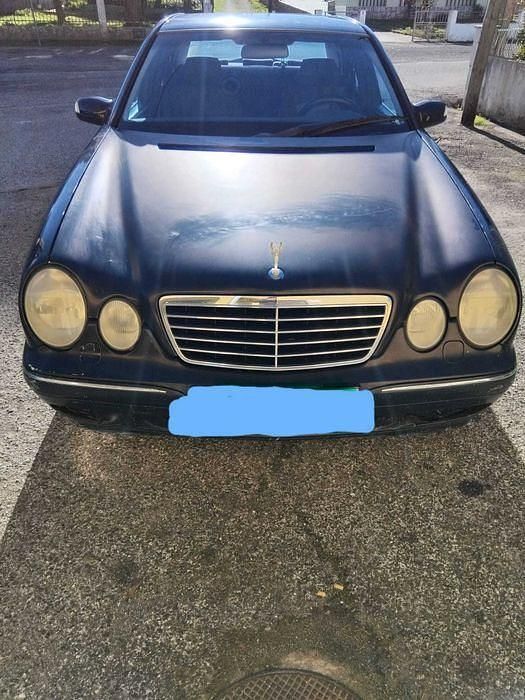 Usado 2002 Mercedes E220 Sedan | € 3.000 - Imagem 1/4