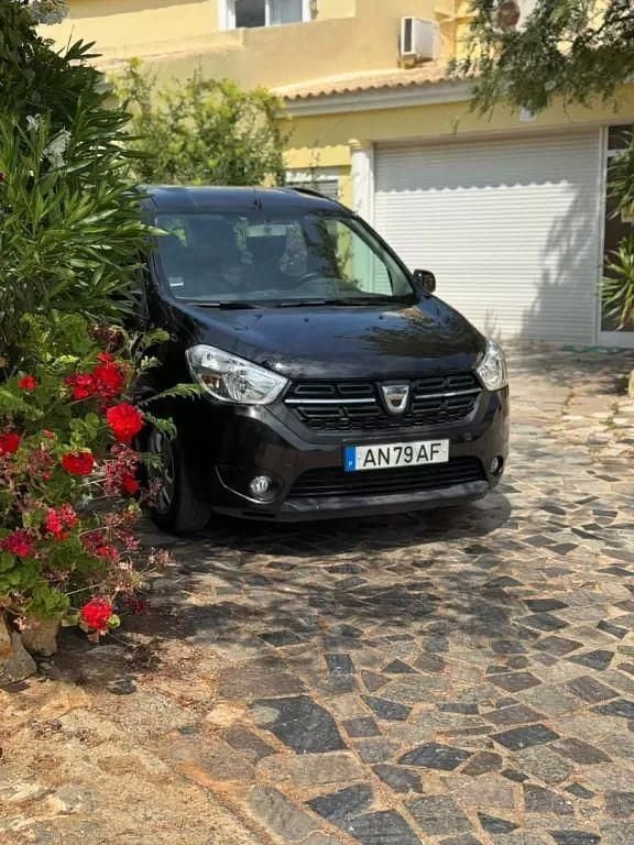 Preto Usado 2021 Dacia Lodgy Monovolume | € 15.900 (Preço justo) - Imagem 1/4