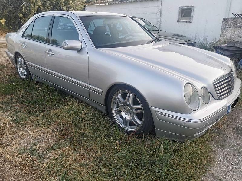 Usado 2000 Mercedes E220 Avantgarde | € 4.000 - Imagem 1/4