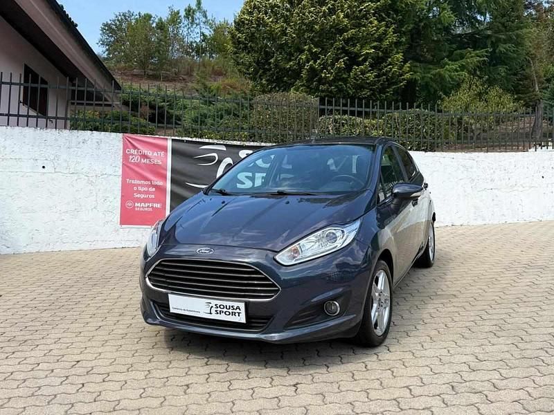 Cinza Usado 2014 Ford Fiesta Titanium Citadino | € 8.990 (Preço justo) - Imagem 1/4