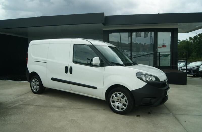 Branco Usado 2021 Fiat Doblò Monovolume | € 18.950 - Imagem 1/4