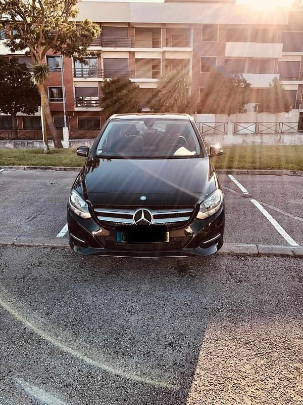 Preto Usado 2017 Mercedes B180 Monovolume | € 13.000 (Bom preço) - Imagem 1/4