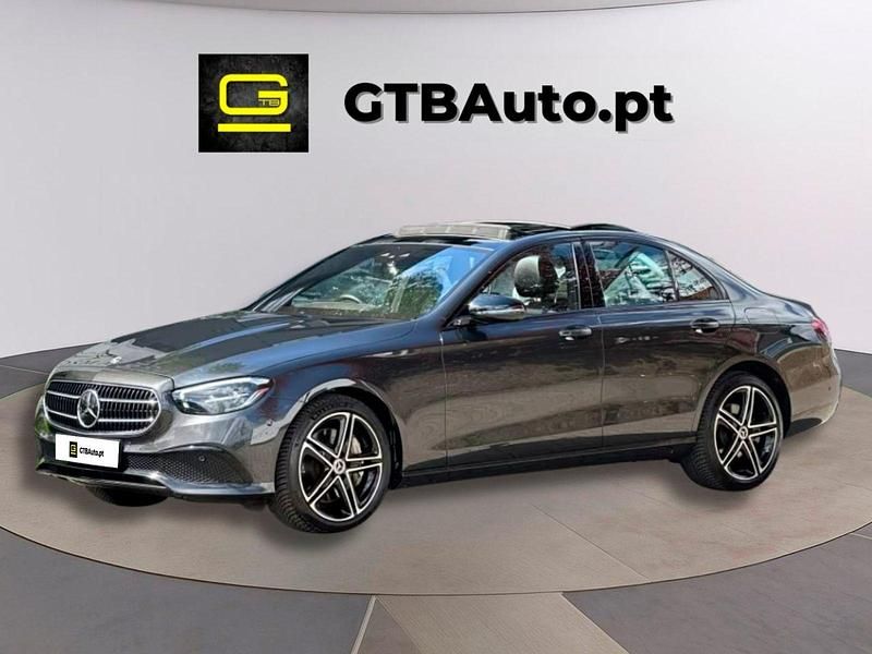 Cinza Usado 2022 Mercedes E300 Avantgarde Sedan | € 45.900 - Imagem 1/4