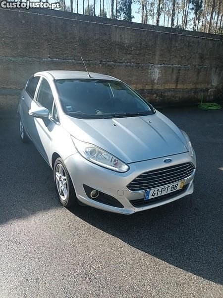Cinza Usado 2015 Ford Fiesta | € 5.250 - Imagem 1/1