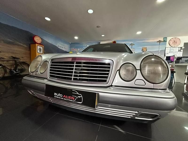 Usado Mercedes E200 Classic 136 HP (100 kW) 1998 Cinzento