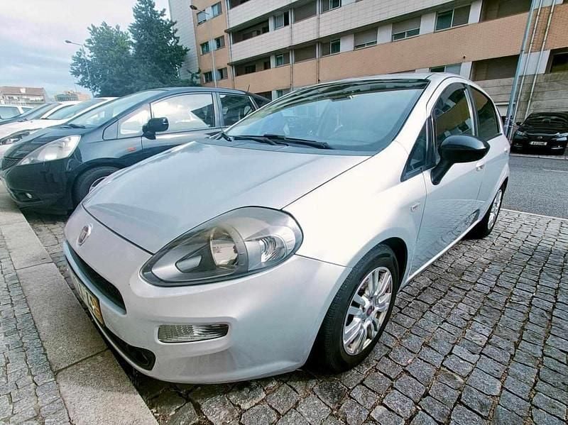 Cinzento Usado 2014 Fiat Punto Citadino | € 4.250 (Preço justo) - Imagem 1/4