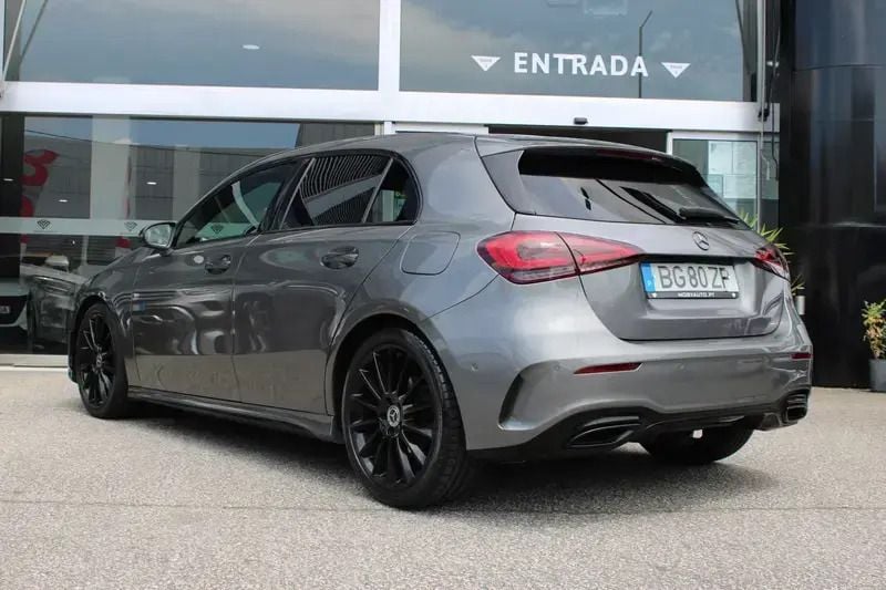 Usado Mercedes A180 AMG line 116 HP (85 kW) 2018 Cinza escuro