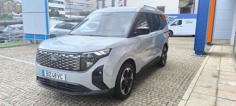 Cinzento Usado 2025 Ford Tourneo Courier Monovolume | € 31.900 - Imagem 1/4