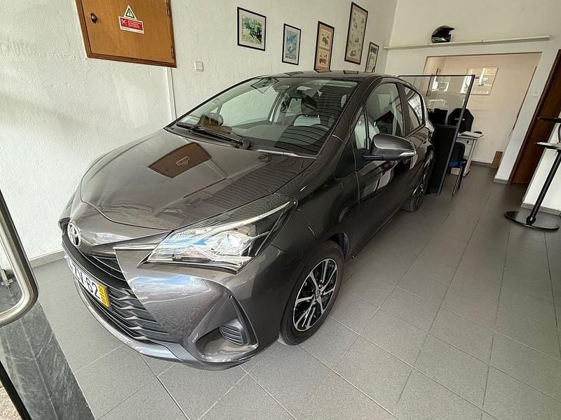 Cinza Usado 2020 Toyota Yaris Active Citadino | € 14.750 (Preço justo) - Imagem 1/4