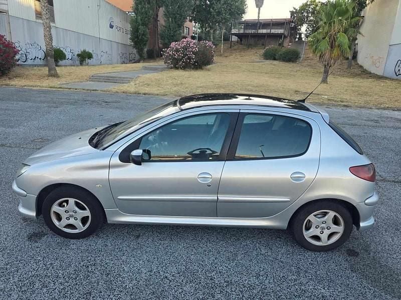 Cinzento Usado 2005 Peugeot 206 | € 4.000 (Preço justo) - Imagem 1/4
