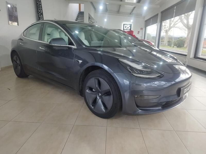 Cinzento Usado 2020 Tesla Model 3 Sedan | € 28.990 (Preço justo) - Imagem 1/4