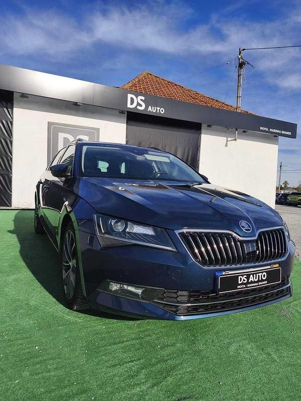 Azul Usado 2016 Skoda Superb | € 18.490 (Preço justo) - Imagem 1/4