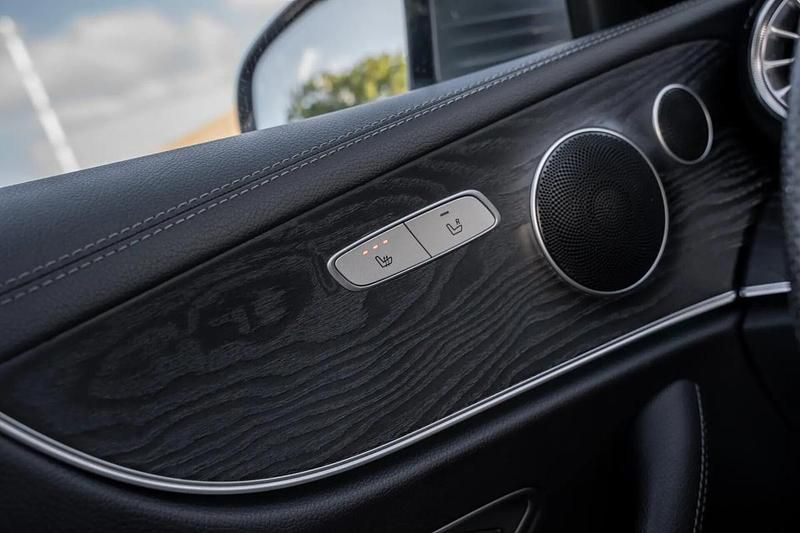 Cinzento Usado 2018 Mercedes E220 AMG line Coupé | € 29.890 (Super Preço) - Imagem 1/4