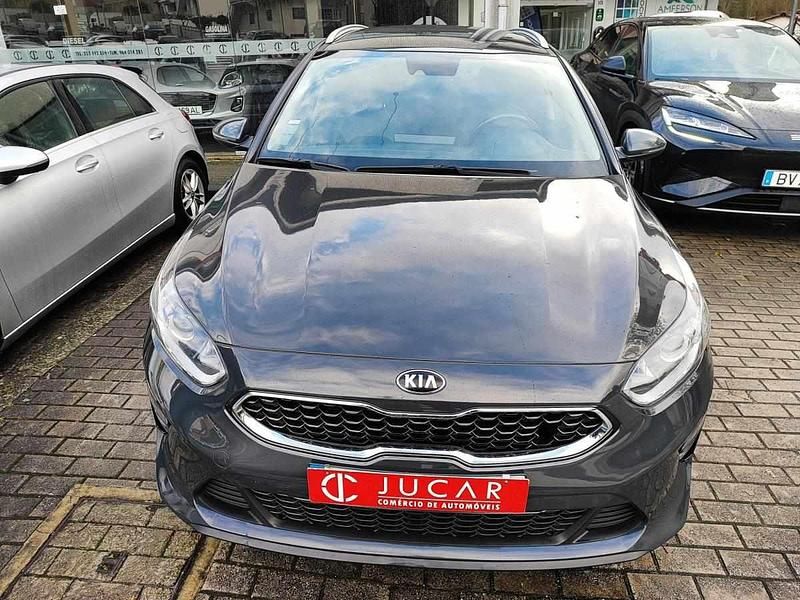 Usado Kia Ceed 136 HP (100 kW) 2021 Cinzento Citadino